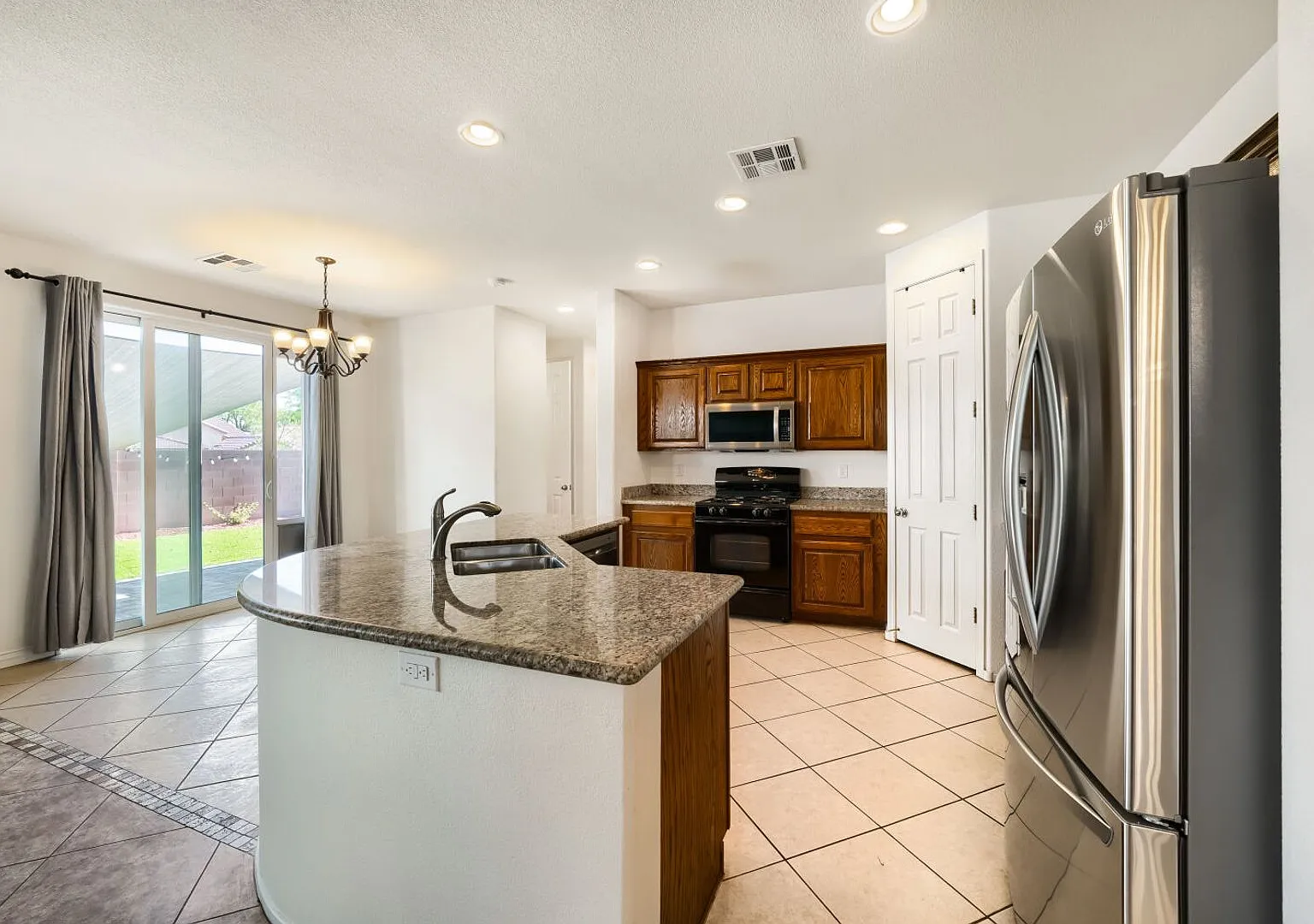 Beautiful 4 Bedroom Home With Solar, 3 Car Tandem Garage, and Nice Backyard! — Photo 4