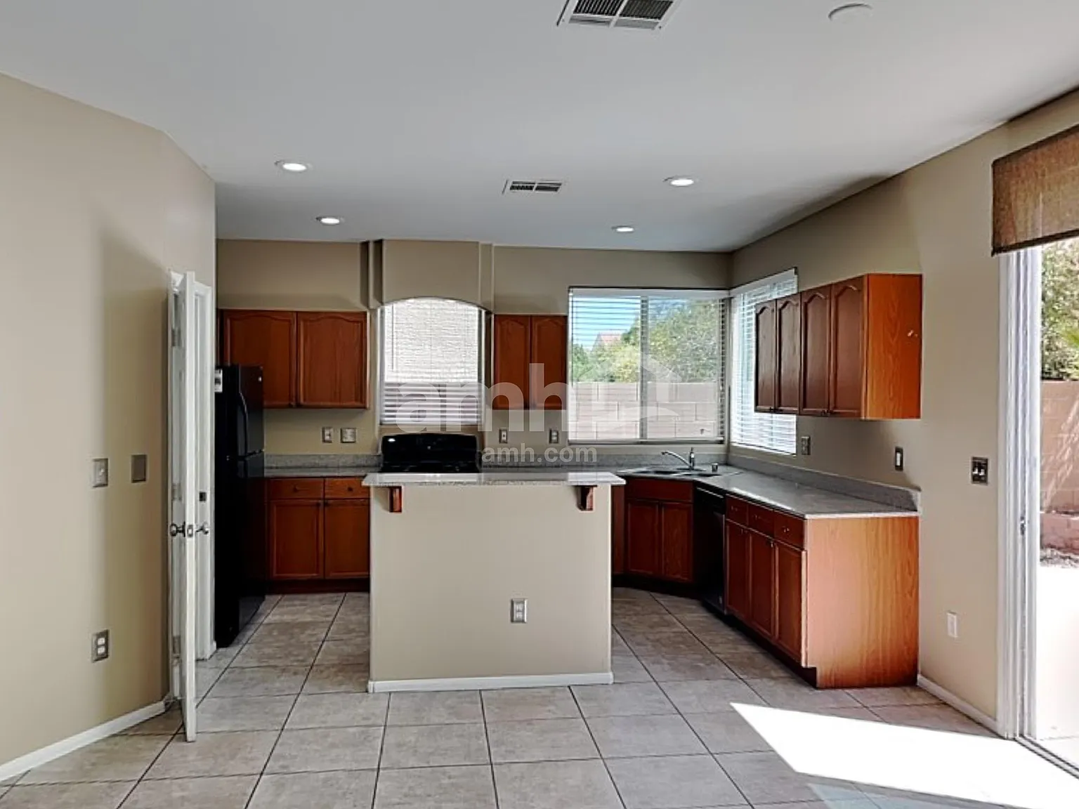 4 bed, 2.5 bath, 2396 sqft, $2,535 — Photo 3