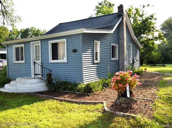 501 S Howell St, Pinckney, MI 48169