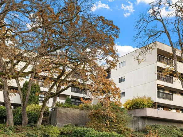 3277 Glasgow Ave #409, Saanich, BC V8X 1M3