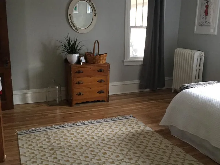 Middle bedroom