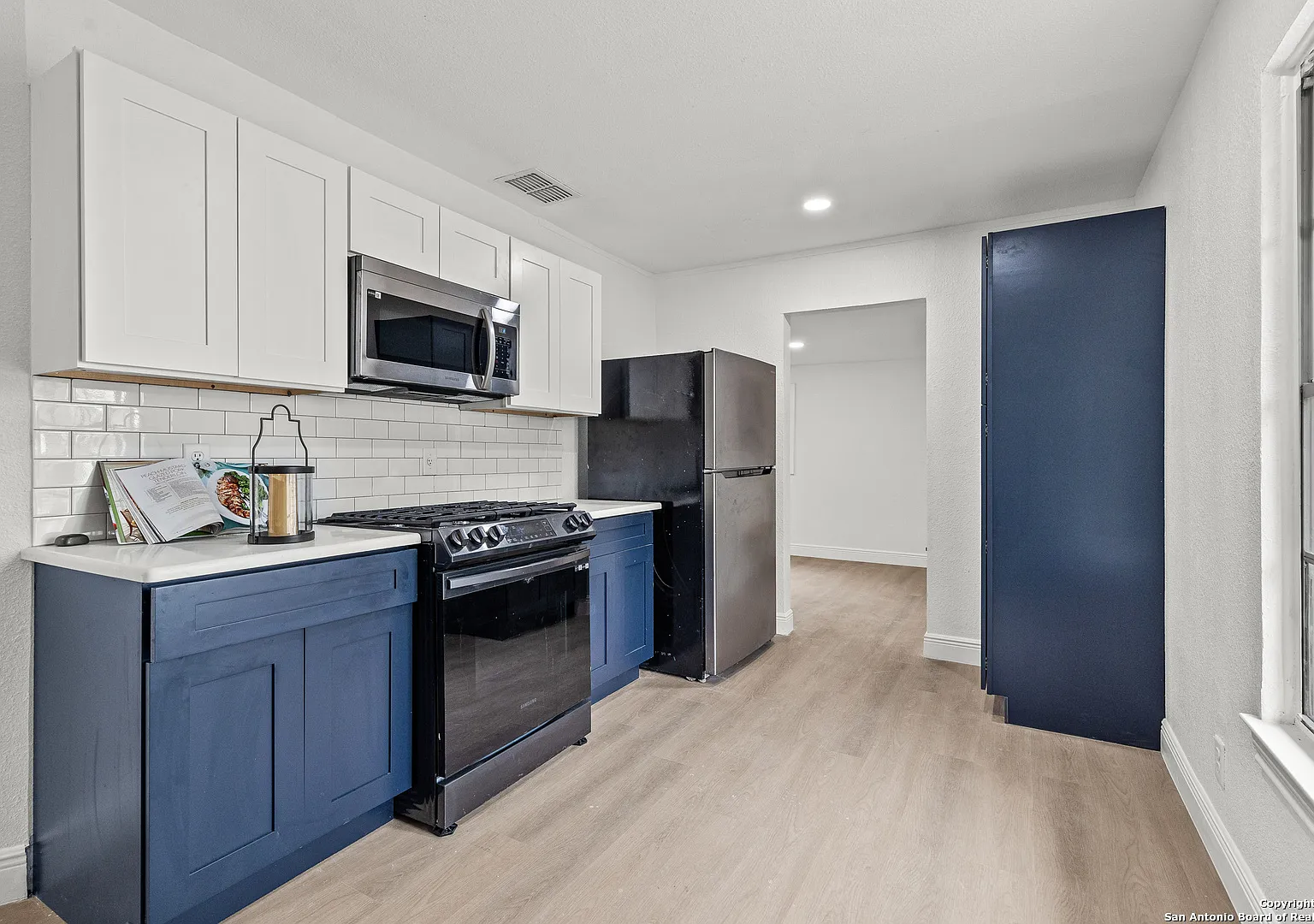 3 bed, 1023 sqft, $1,710 — Photo 2