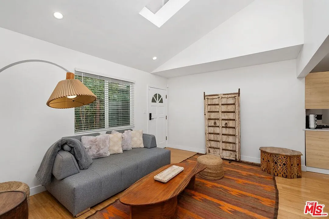 2 bed, 1.0 bath, 900 sqft, $4,950 — Photo 4