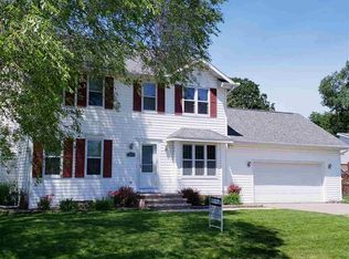 748 Woodfield Rd, Neenah, WI 54956