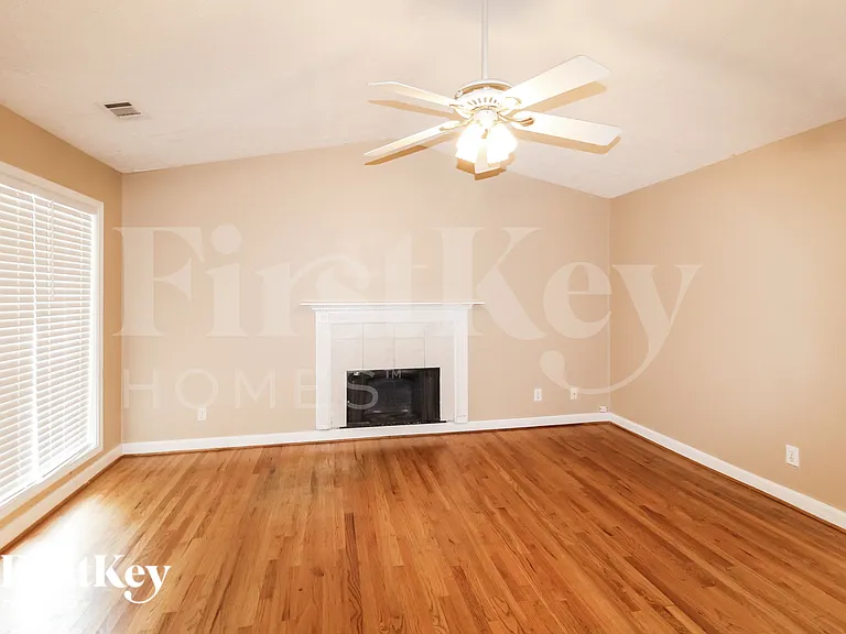 5082 Memory Ln — Photo 3