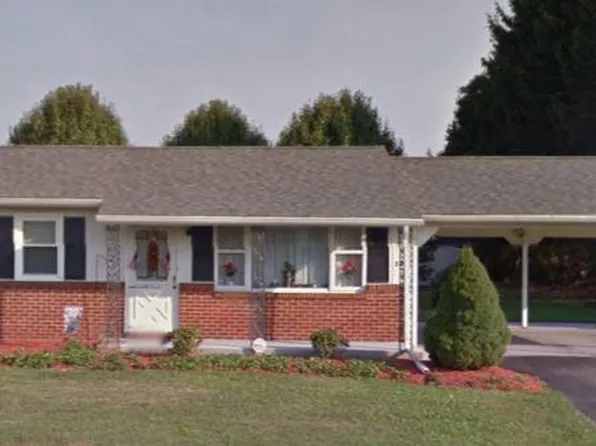 24 Muse St, Falling Waters, WV 25419