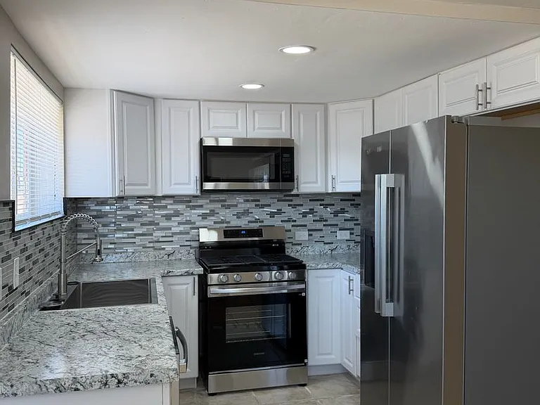 527 W Wilson Ave — Photo 8