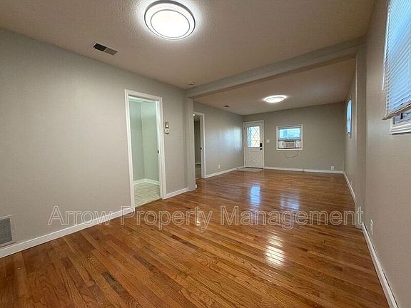 3rd image of 2205 Holdrege St #2