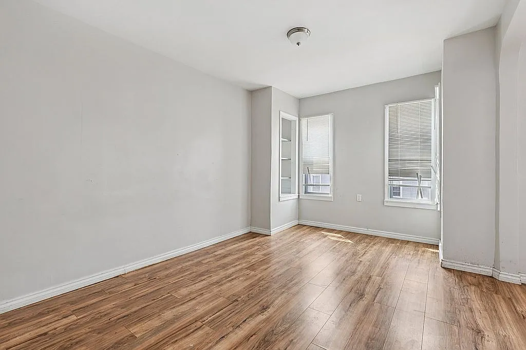 3 bed, 1016 sqft, $1,999 — Photo 3