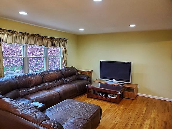 5th image of 99 Mayflower Ave