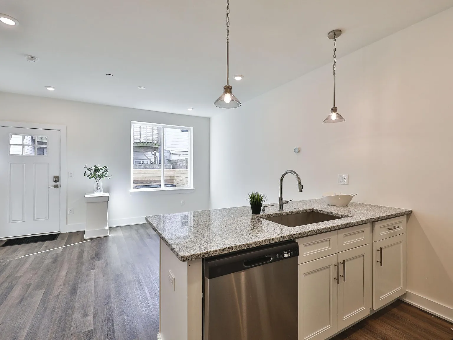 2 bed, 1251 sqft, $2,300 — Photo 3