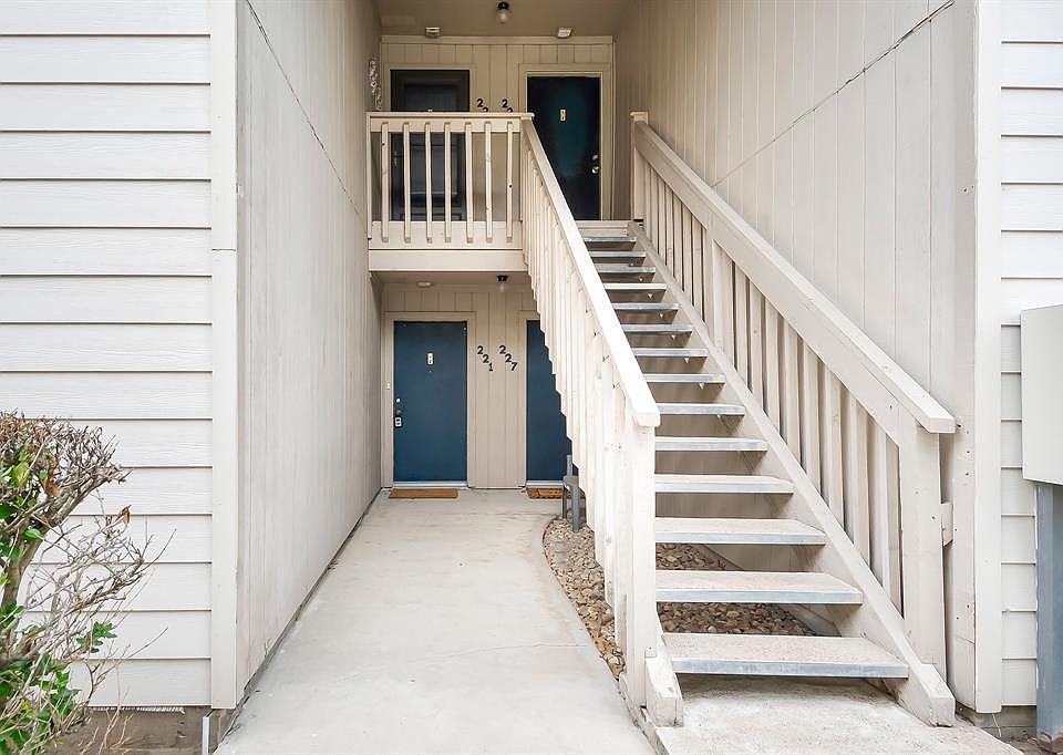 1st image of 3919 Fairmont Pkwy APT 221