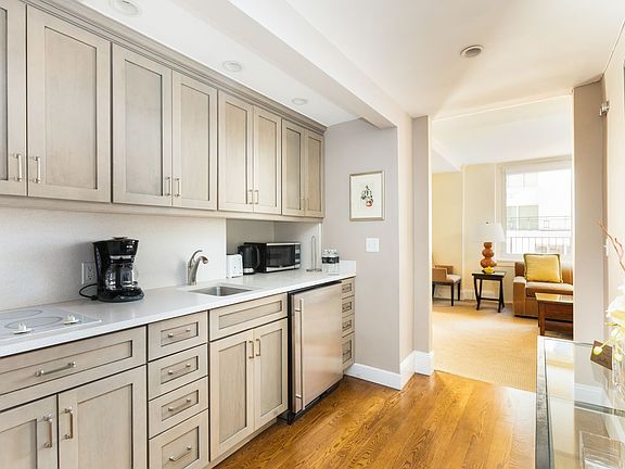 4th image of 111 E 56th St #1705