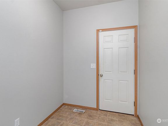 Mudroom leading from the house to the garage is Huge and great for storage!>
