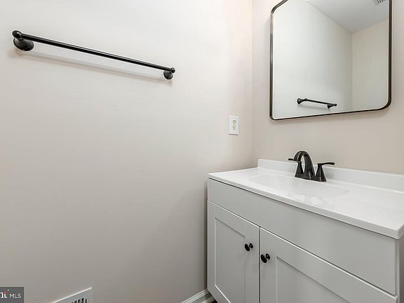 5th image of 1042 Buckingham Dr