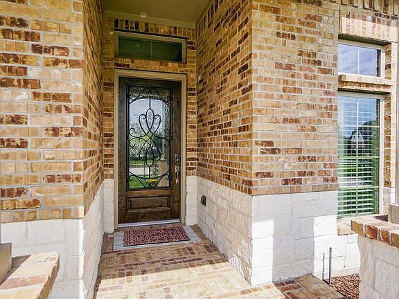 So let's go inside and see this model like home!