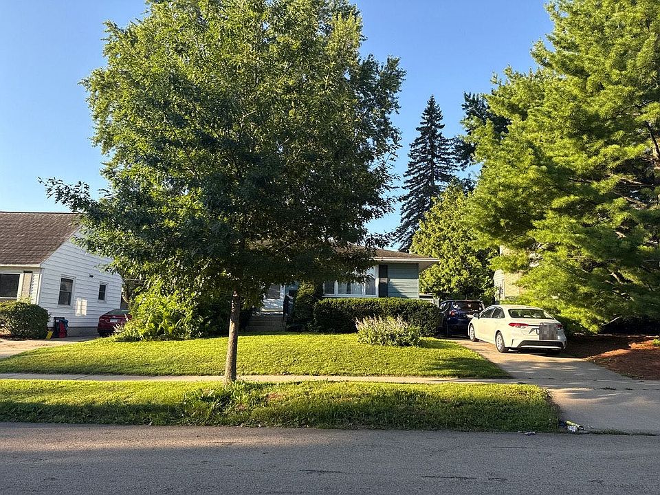 1st image of 922 13th St SE