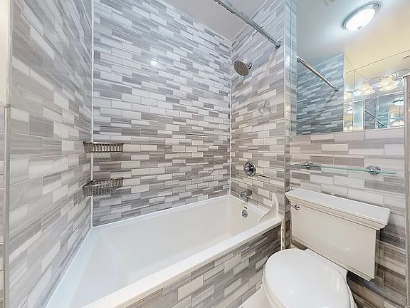 5th image of 212 E 25th St APT 6