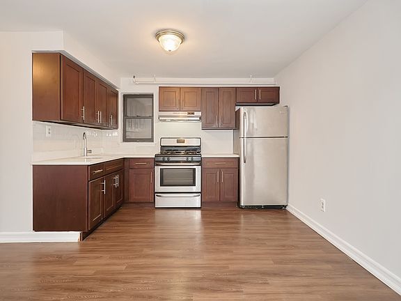 3rd image of 503 W 43rd St #F3