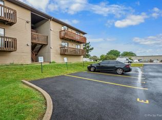 695 Dean Dr APT E, South Elgin, IL 60177