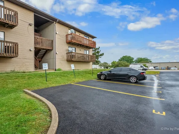 695 Dean Dr APT E, South Elgin, IL 60177