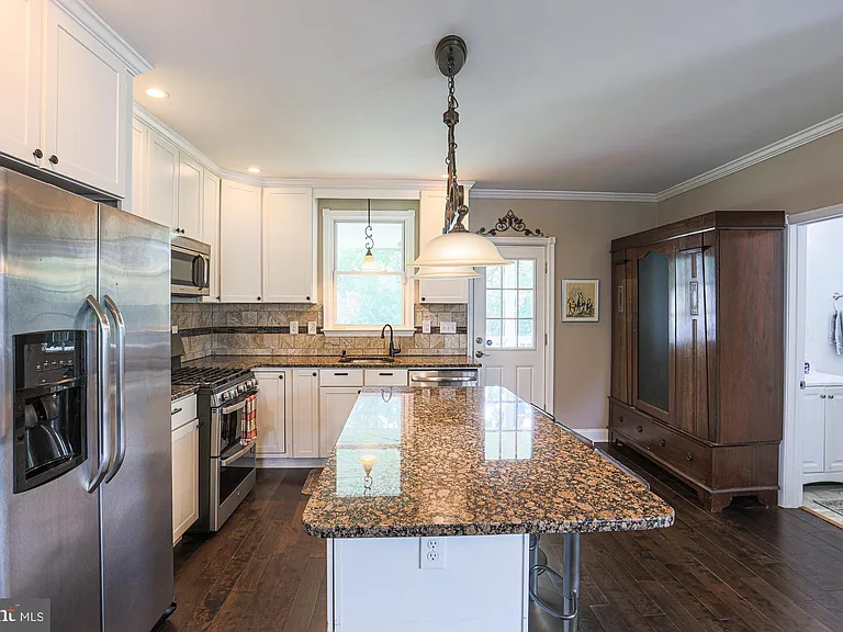 215 Clarendon Ave — Photo 24
