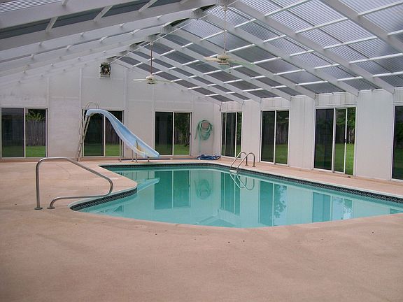 You have your own pool house