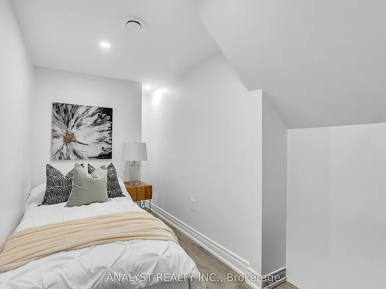 61 Ross Vennare Cres — Photo 42