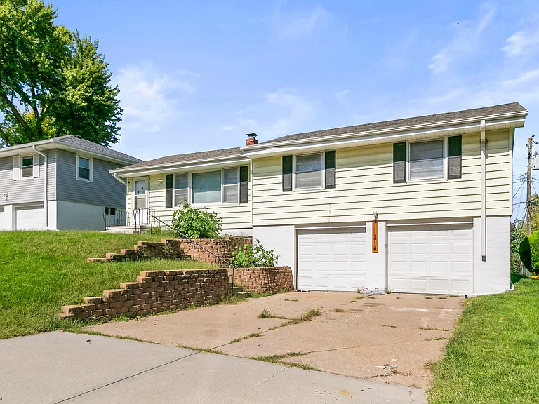 11214 Leavenworth St — Photo 2