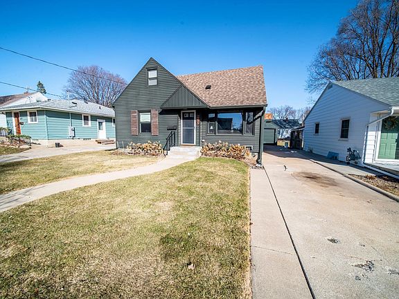 4th image of 930 13th Ave NE