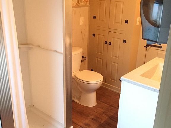 4th image of 209-215 E Franklin St