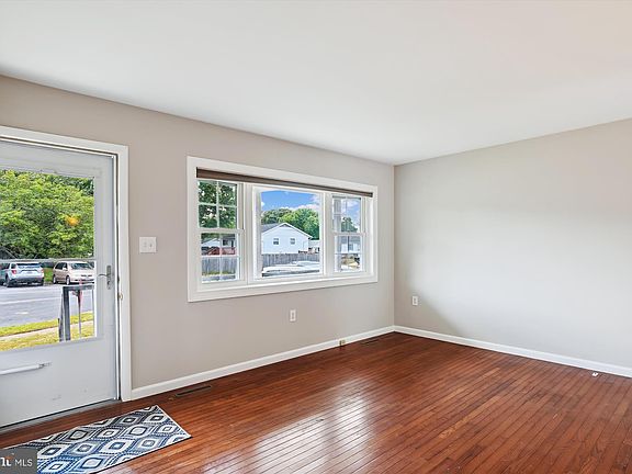 3rd image of 573 Welland Ct