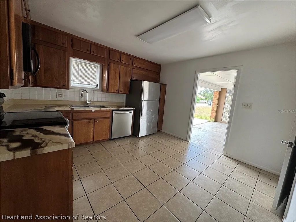 3 bed, 2.5 bath, 1868 sqft, $1,800 — Photo 4