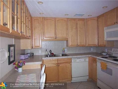 2nd image of 3104 Oakridge Dr #V