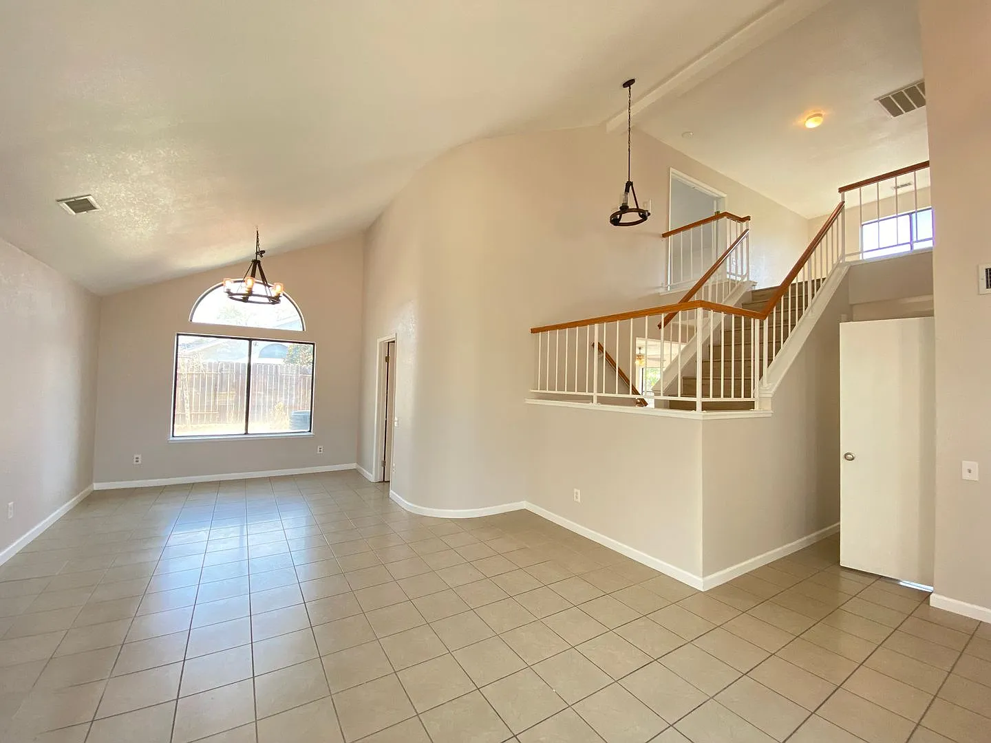 Upgraded Large 4 Bedroom Home on Cul-de-sac — Photo 3