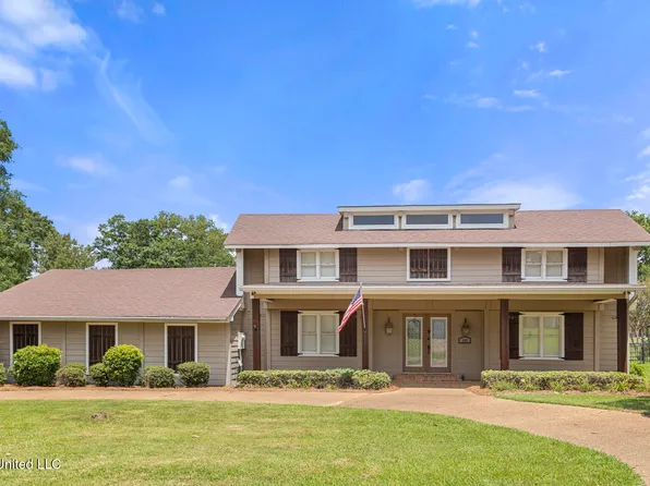 592 S Deerfield Dr, Canton, MS 39046