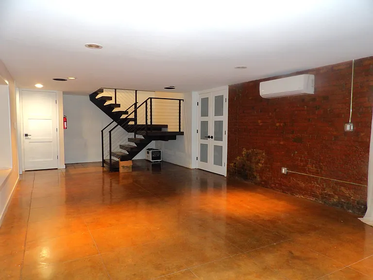 131 Montgomery St — Photo 16