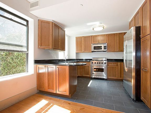 3rd image of 310 E 9th St APT 3