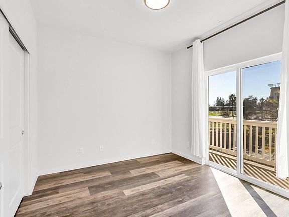3rd image of 5 Lake House Ct