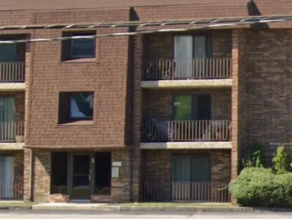 2305 Holiday Ter APT 131, Lansing, IL 60438
