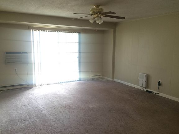 3rd image of 7 Royal Crest Dr APT 10