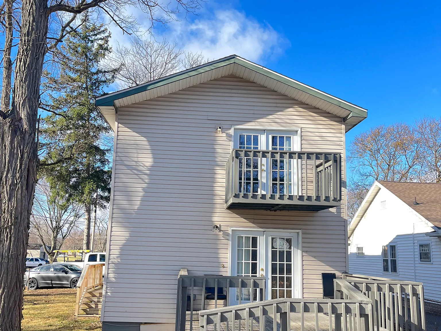 6 bed, 2160 sqft, $2,370 — Photo 2