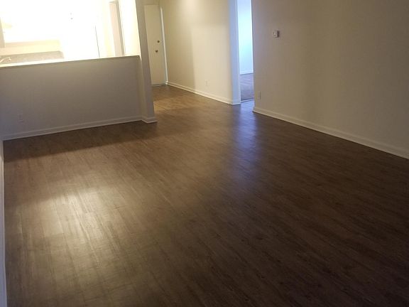 2nd image of 13907 Oxnard St APT 39