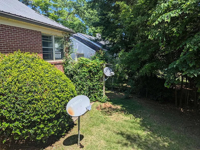 610 W Charlton St — Photo 11