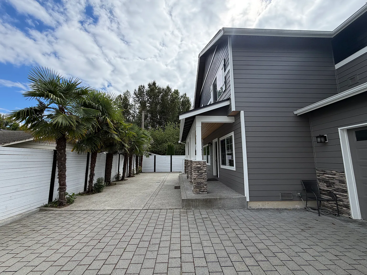 4 bed, 2.5 bath, 2560 sqft, $5,300 — Photo 3