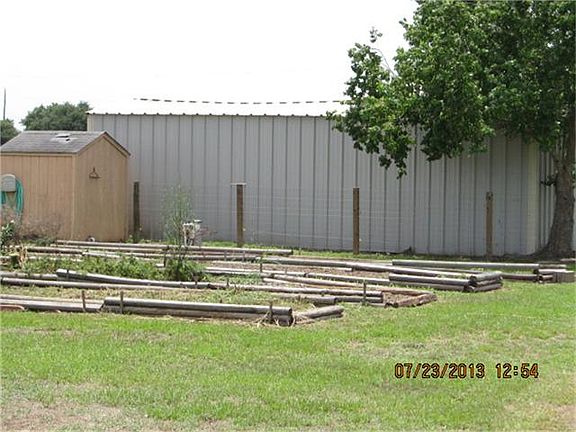 SIDE YARD WITH GARDEN BEDS