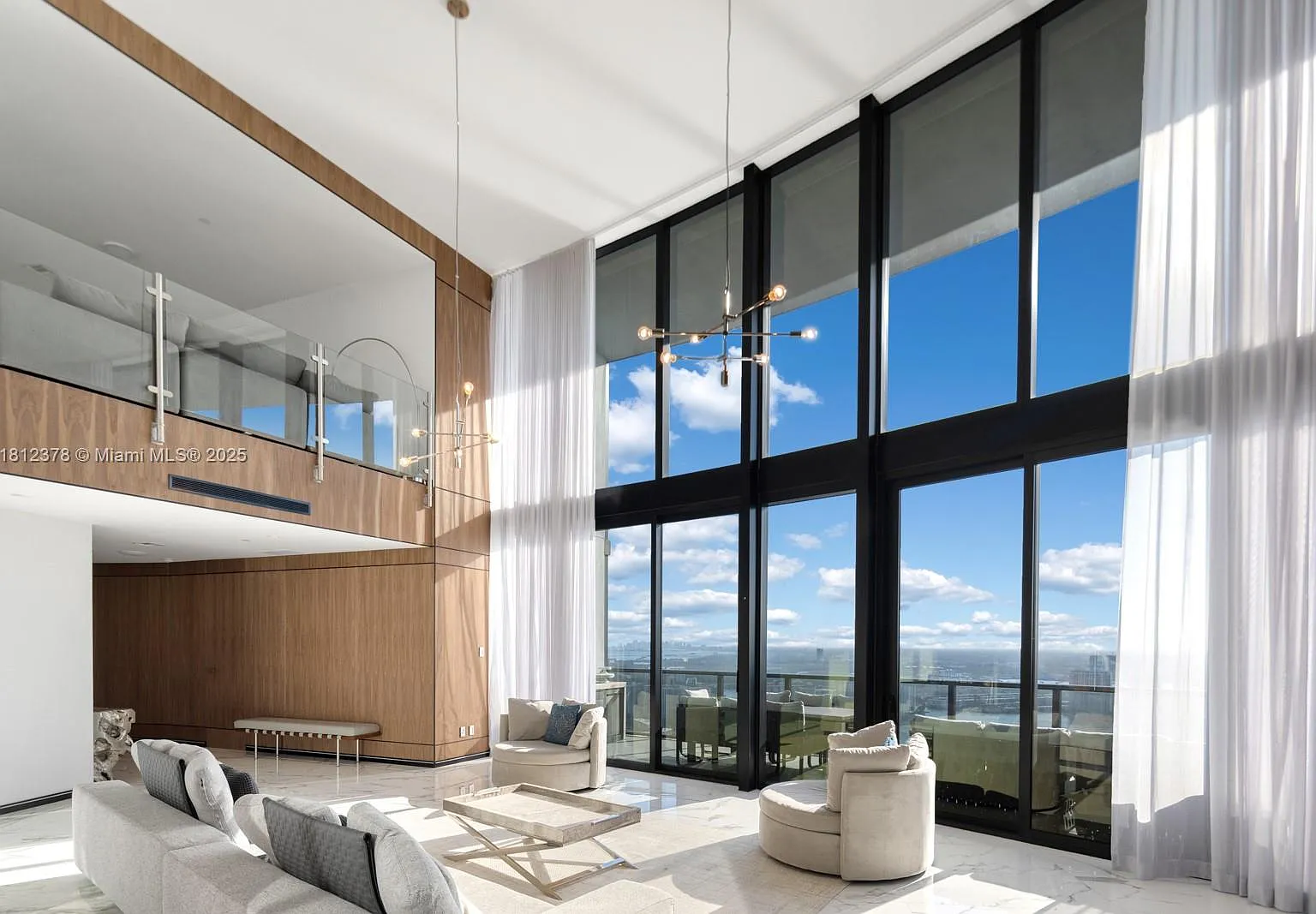 18555 Collins Avenue Cond — Photo 1