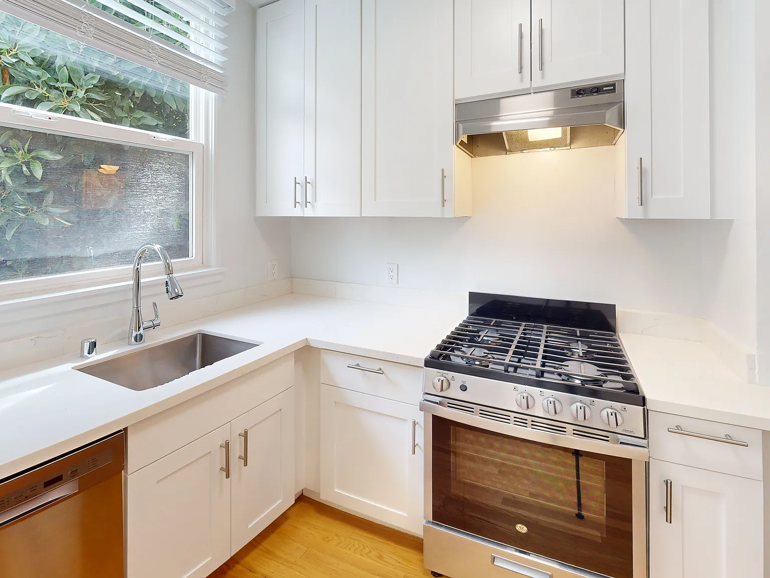 Spacious Studio in Castro / Dolores Park | Dishwasher | Pet Friendly — Photo 3
