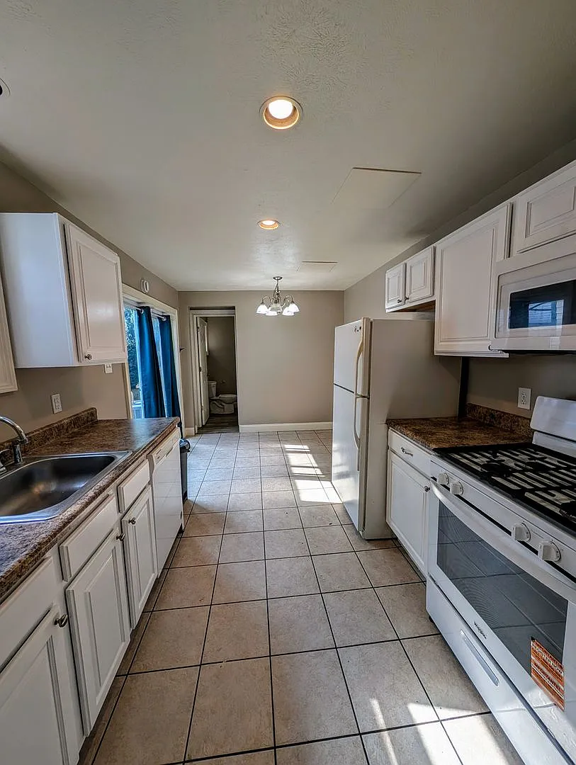Southside Flats 3 bedroom! Central AC! Washer and Dryer Included! Available 8/21 — Photo 4