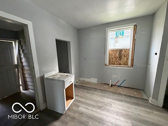 2nd image of 1048 N Mount St